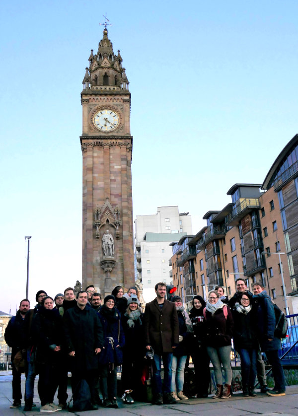 Personen vor dem Clocktower
