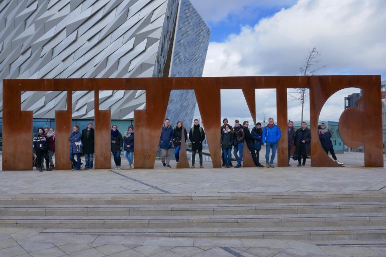 Fotte einer Gruppe die in dem Schriftzug Titanic steht