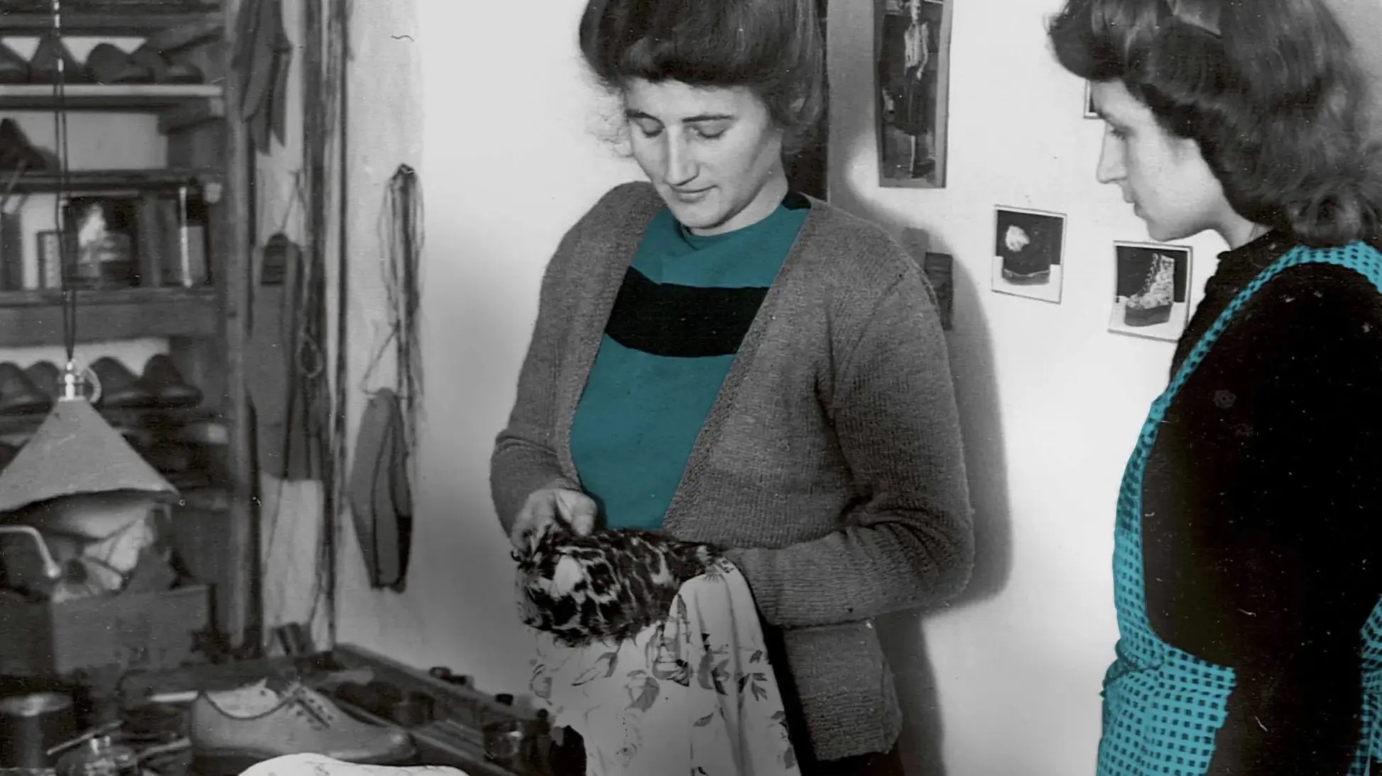 Foto mit blauer Colourrierung der Gründerinnen der Thrunauer Schuhfabrik