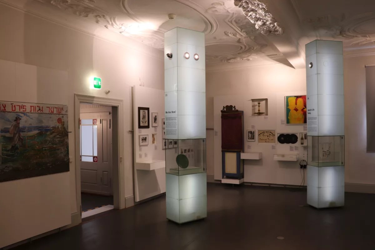 Foto eines Ausstellungsraumes im Jüdischen Museum Franken in Fürth