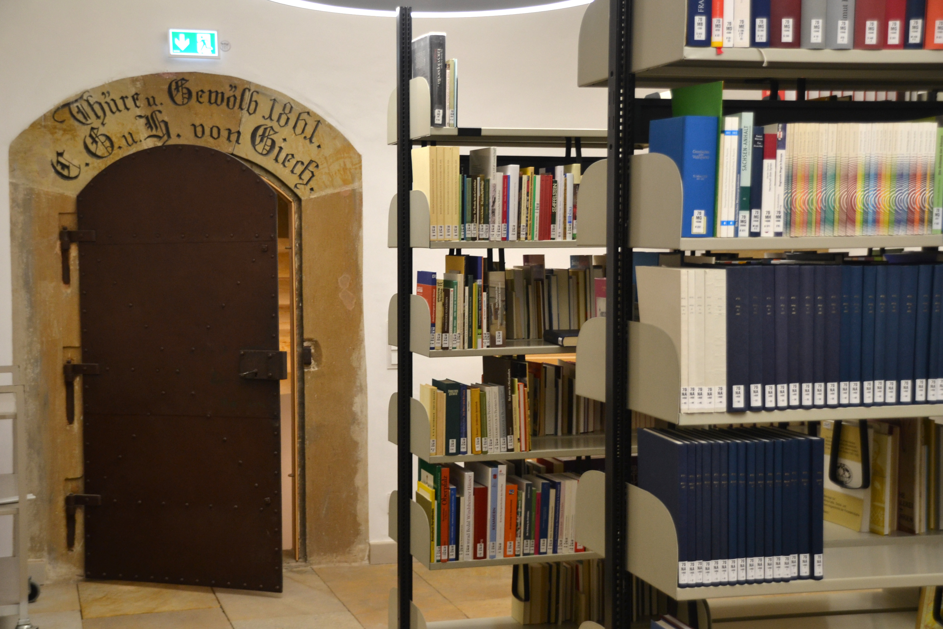 Ansicht des Bibliothekseingangs aus dem Inneren