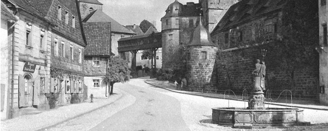 Blick auf Schloss Thurnau und den Kirchgang von Seiten des Marktplatzes aus
