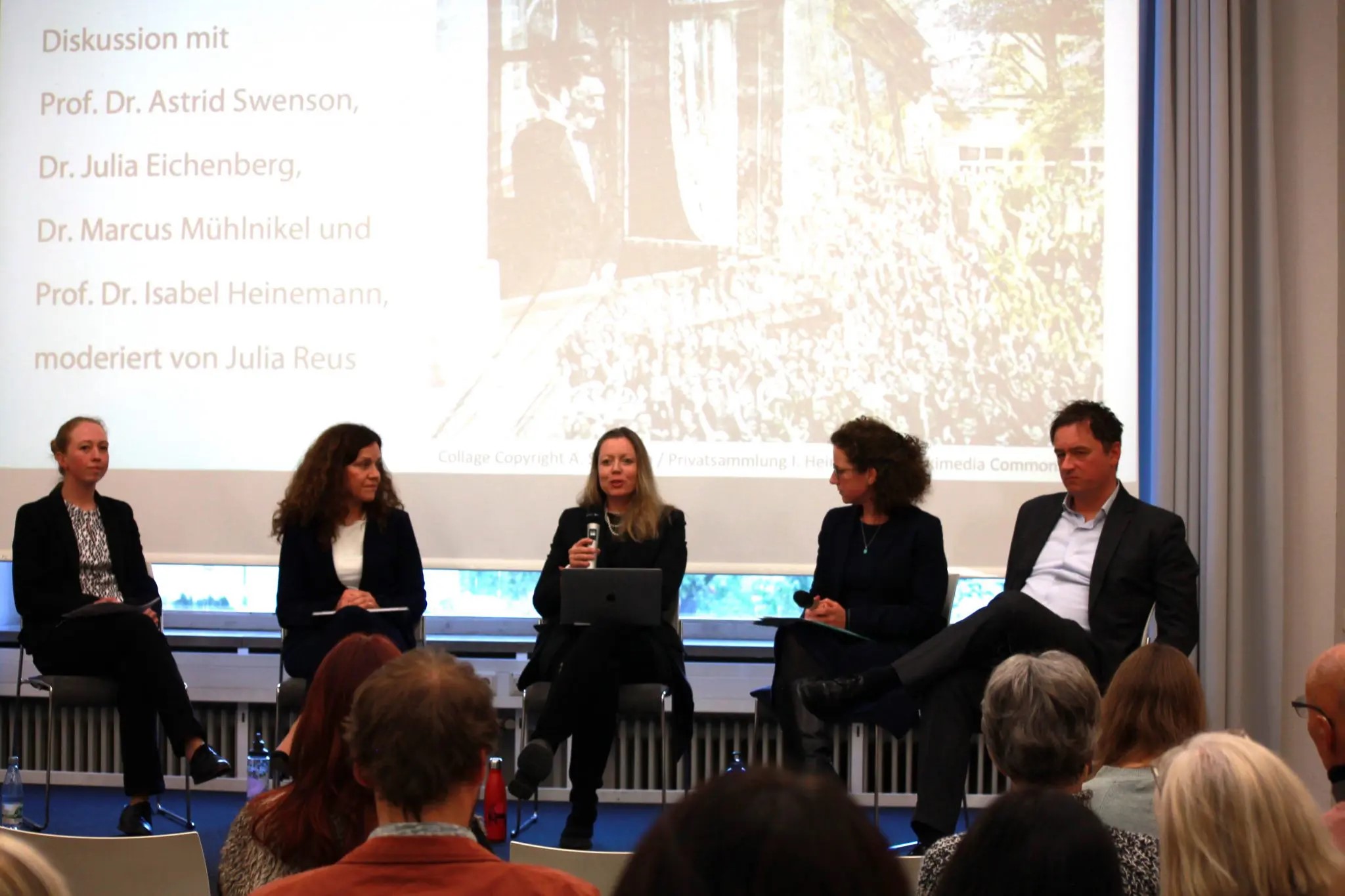 Fünf Personen vor einer Präsentationswand